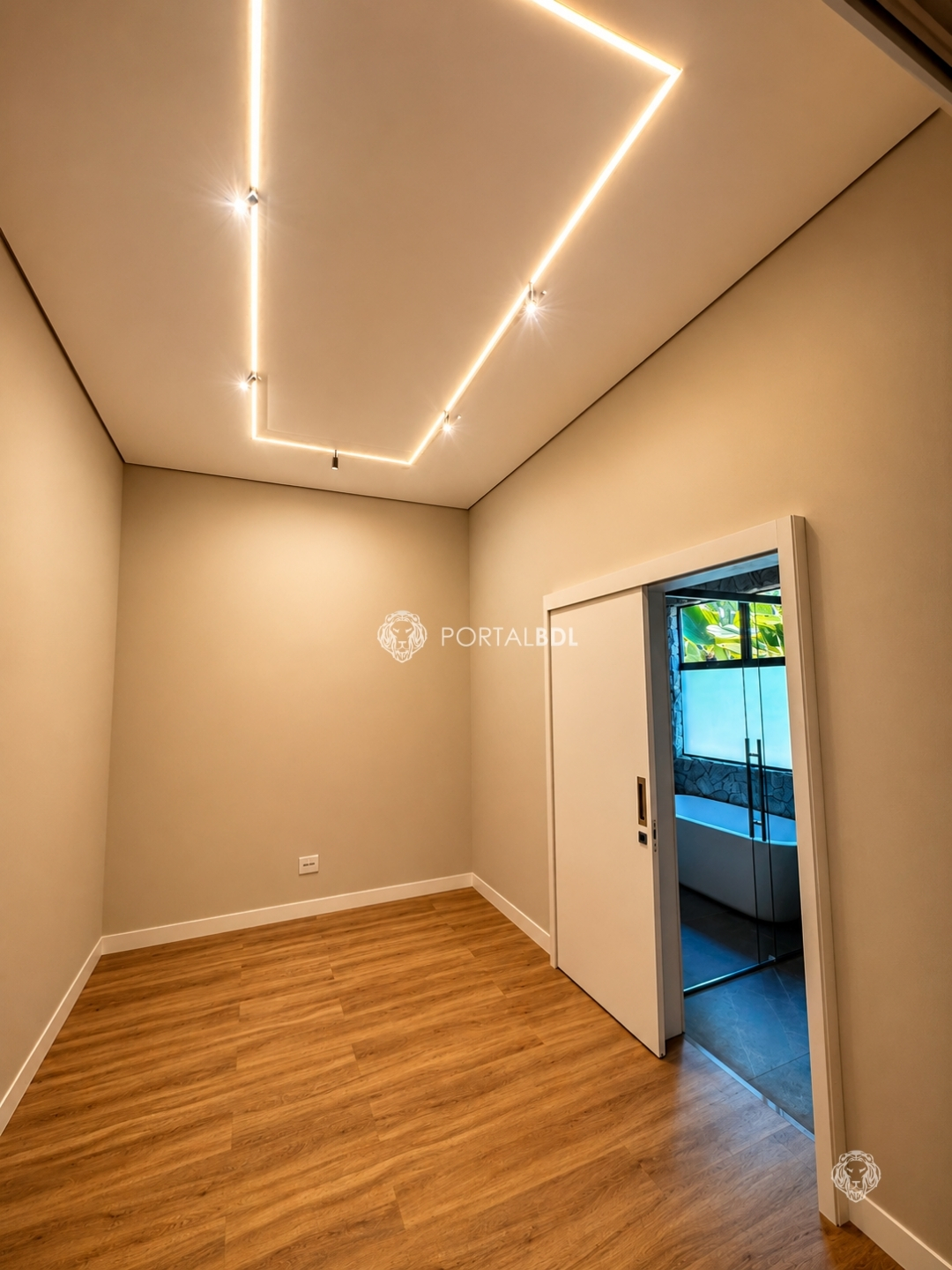 Suíte master com linhas de LED no teto e acesso ao banheiro