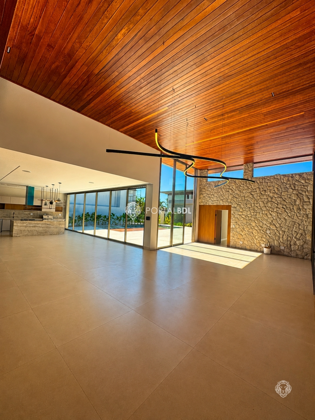 Living integrado com forro de madeira e vista para a piscina