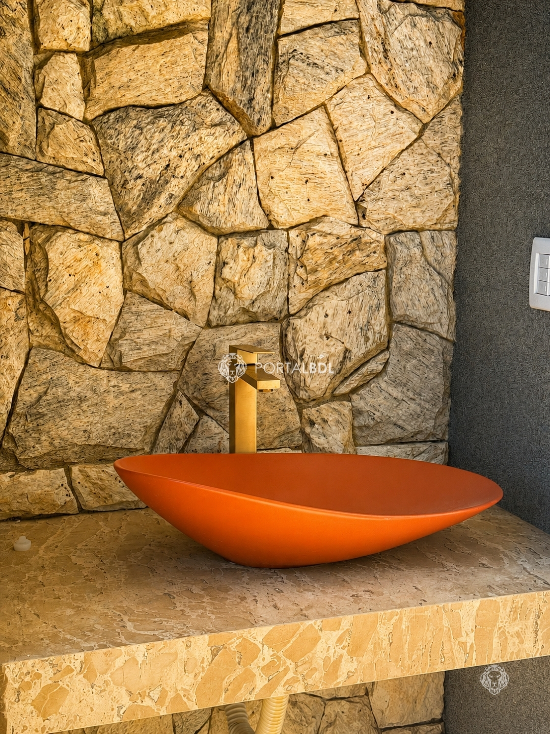 Lavabo com cuba de apoio e parede em pedra natural