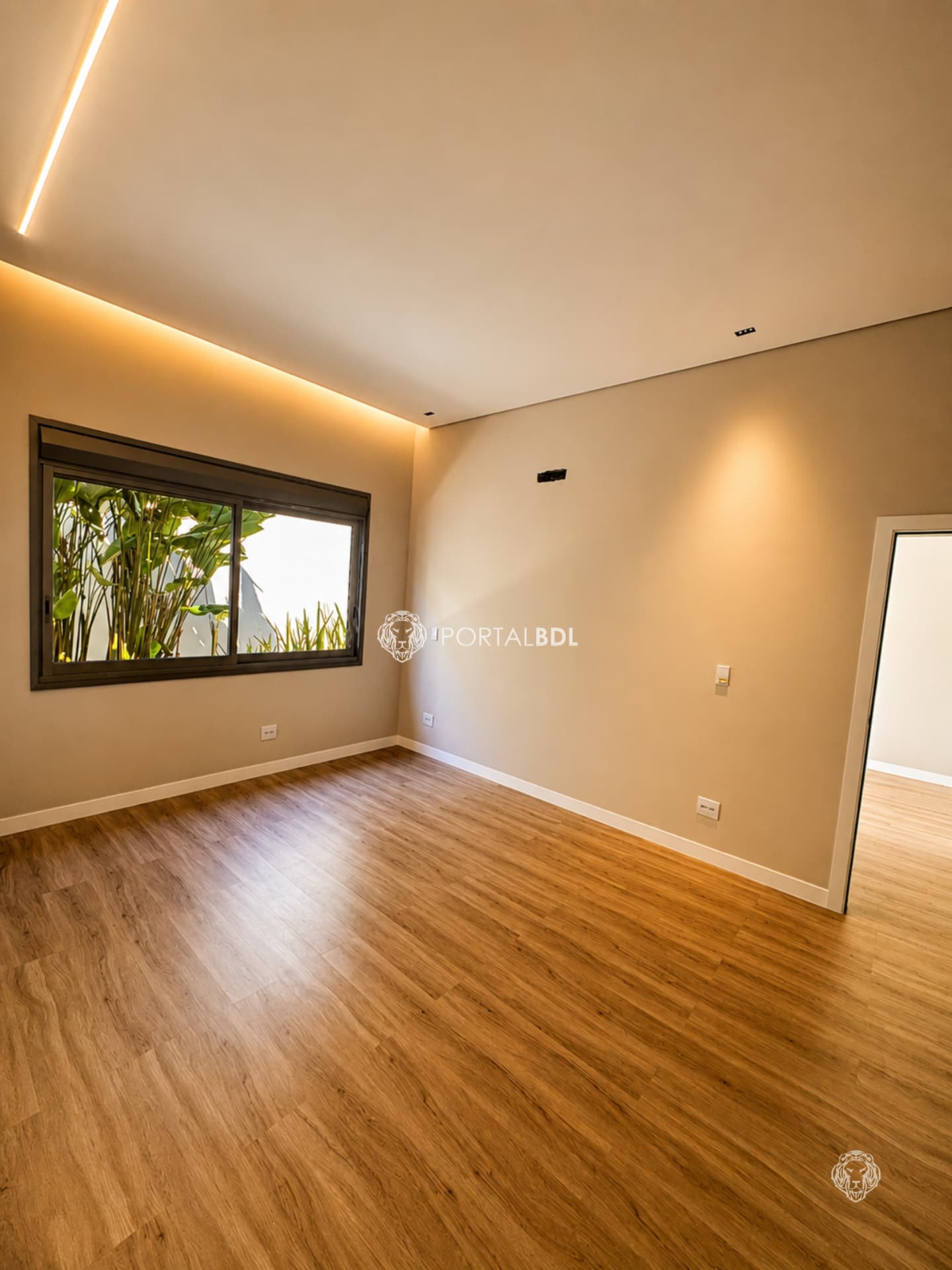 Suíte ampla com sanca iluminada e janela para o jardim