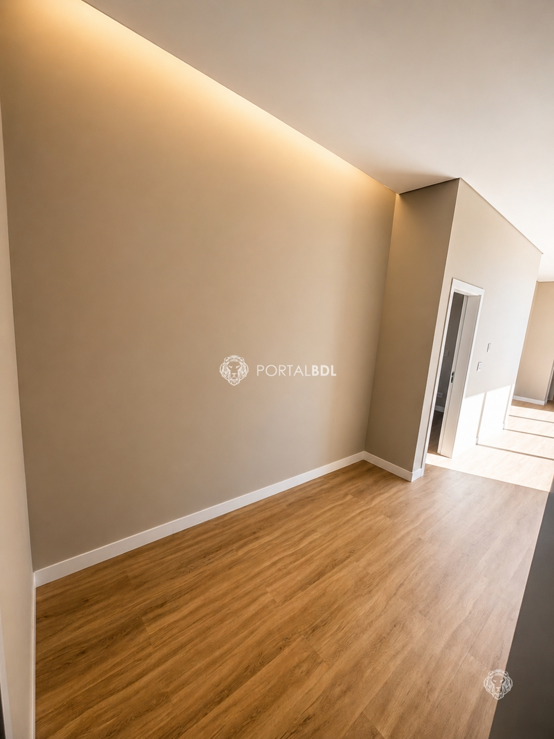 Quarto amplo com iluminação indireta em sanca