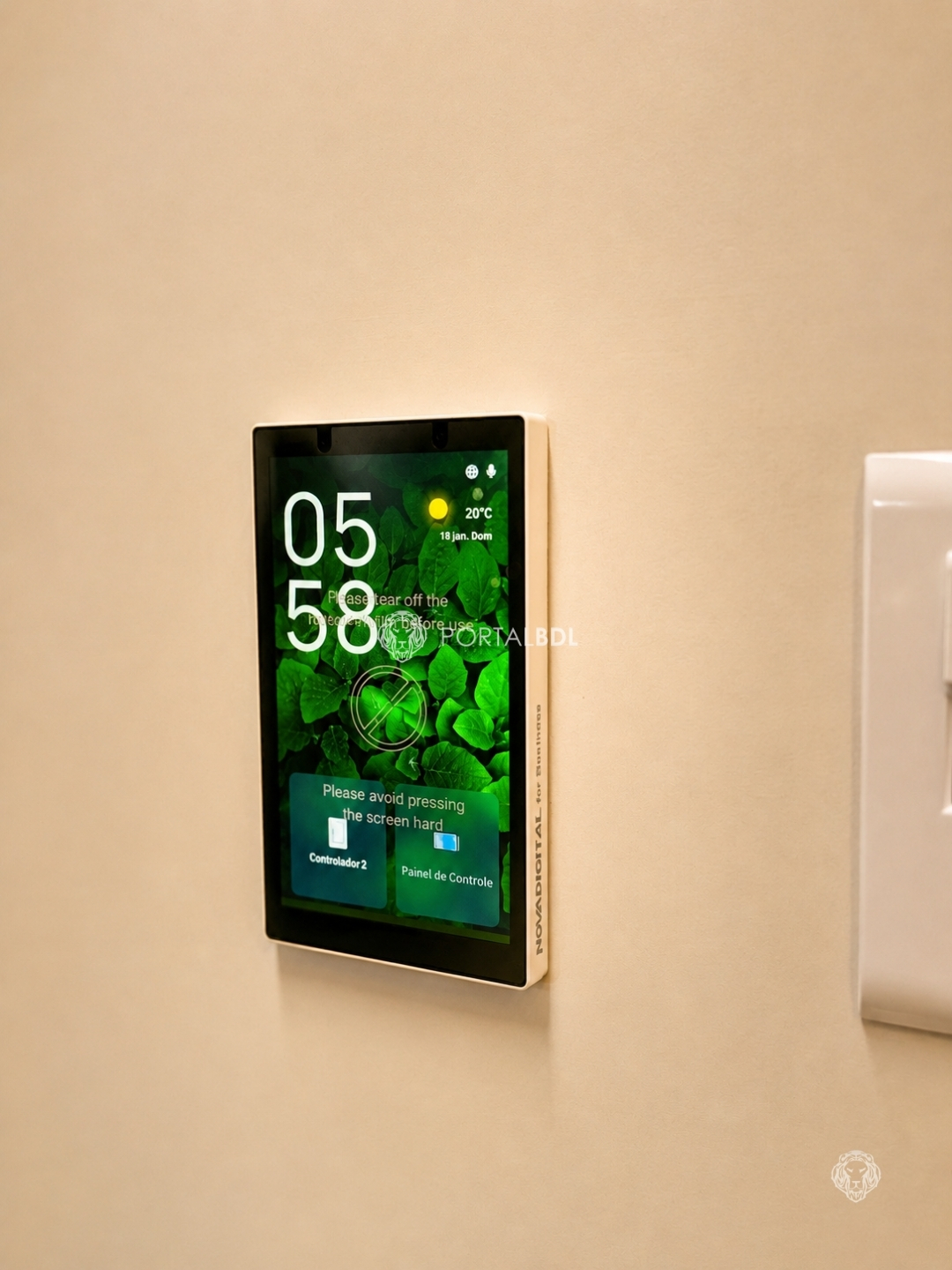 Painel de automação residencial na parede