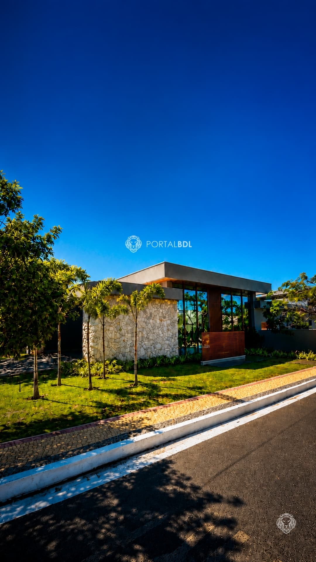 Casa 45 — fachada ao entardecer no Condomínio Victória Golf II
